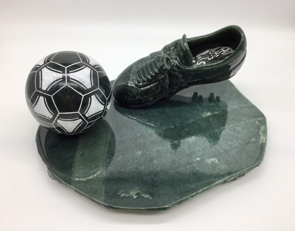 Fußballschuh aus Edelserpentin