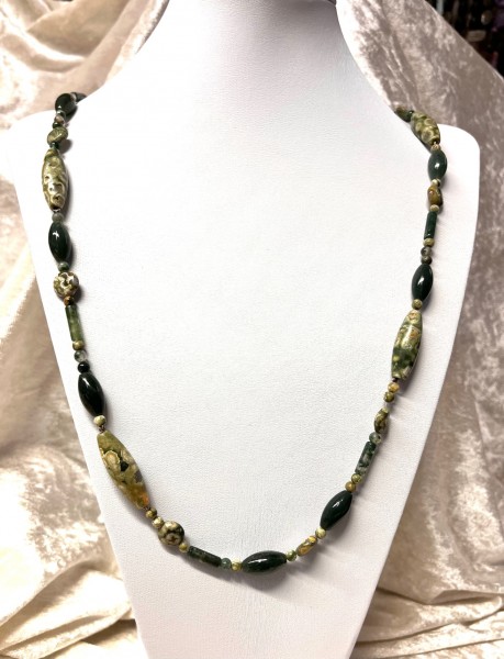 Edelserpentinkette mit Rhyolith