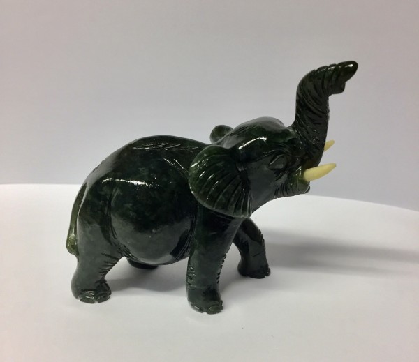 Elefant aus Edelserpentin