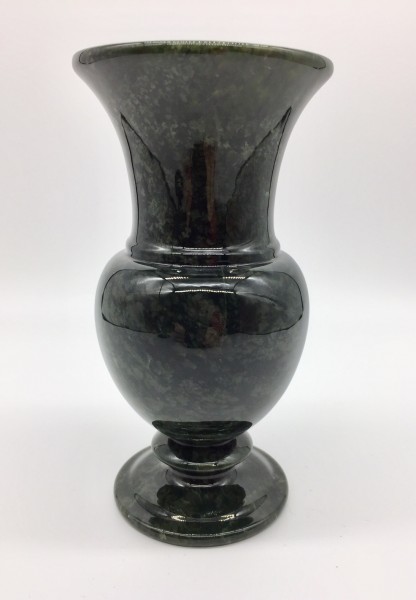 Vase aus Edelserpentin