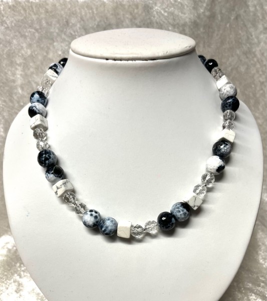 Achatkette mit Bergkristall und Howlith