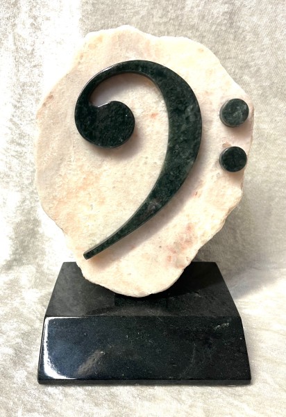 Bassschlüssel aus Edelserpentin