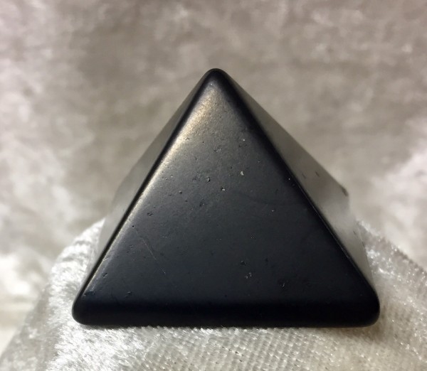 Pyramide Schungit