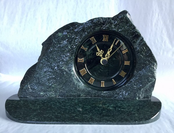 Uhr aus Edelserpentin