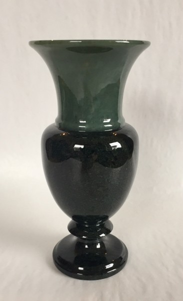 Vase aus Edelserpentin