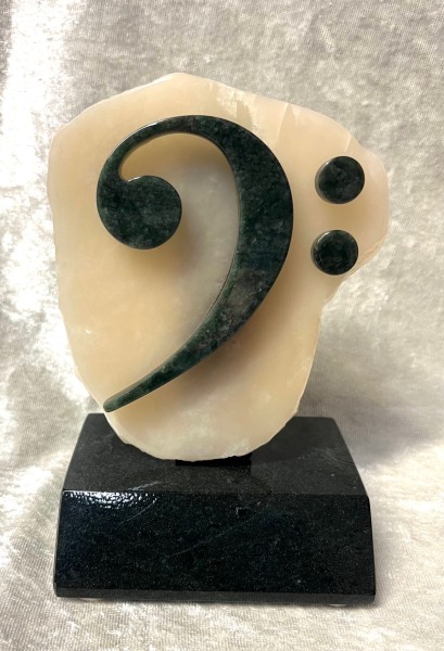 Bassschlüssel aus Edelserpentin