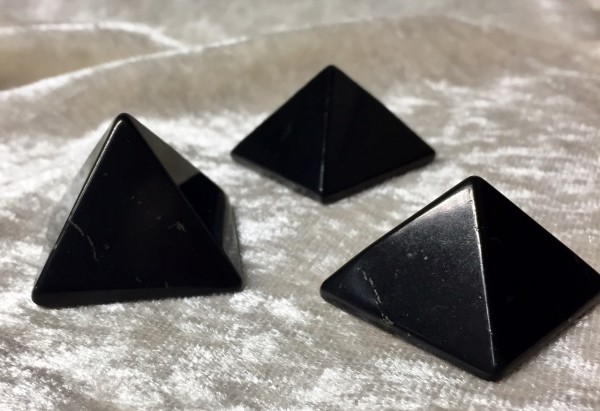 Pyramide Schungit