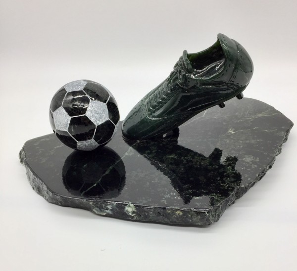 Fußballschuh aus Edelserpentin