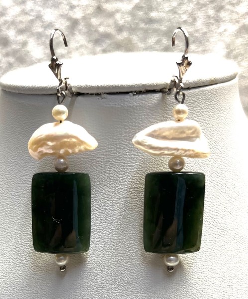 Edelserpentinohrringe mit Süßwasserperlen