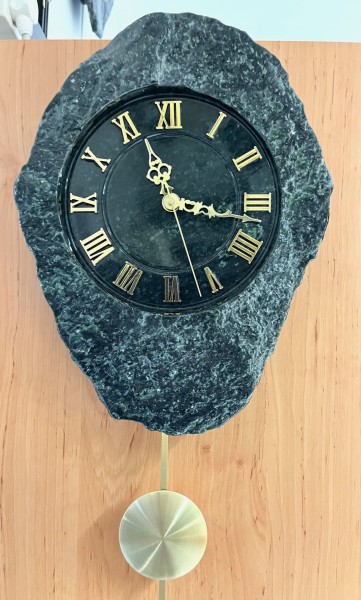 Wanduhr aus Edelserpentin