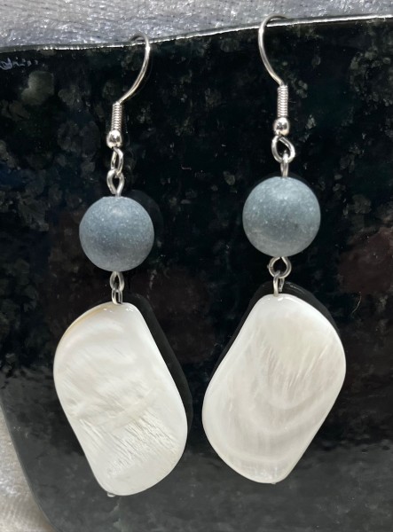 Edelserpentinohrringe mit Perlmutt