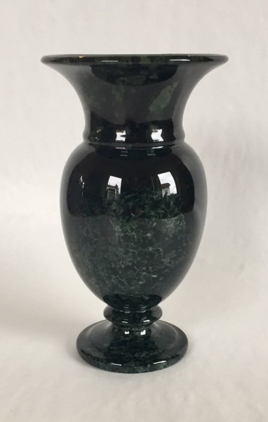 Vase aus Edelserpentin