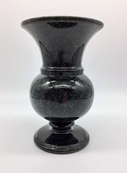 Vase aus Edelserpentin
